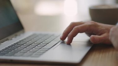 Dizüstü bilgisayarını kullanarak bir web sitesini kaydıran adamın eli. Bilgisayar klavyesi. Touchpad dizüstü bilgisayar kullanılıyor. Bu adam parmak tomarı. Dizüstü bilgisayarın dokunmatik dokunmatik dokunmatik bölmesine basıyor ve yakınlaştırıyor.
