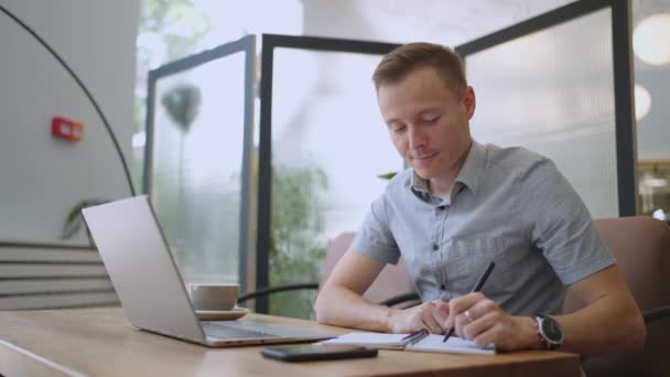 Man college student met behulp van laptop computer kijken afstand online leren seminar klasse, remote universiteit webinar of het hebben van virtuele klaslokaal vergadering in de universiteit creatieve ruimte. — Stockvideo