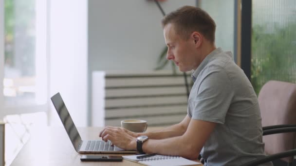 Szczęśliwy biznesmen pracujący na laptopie w biurze. Mężczyzna wykonawczy za pomocą komputera zdalne studiowanie, przeglądanie stron internetowych, o wirtualne spotkanie, wpisując na komputerze. zdalne biuro — Wideo stockowe
