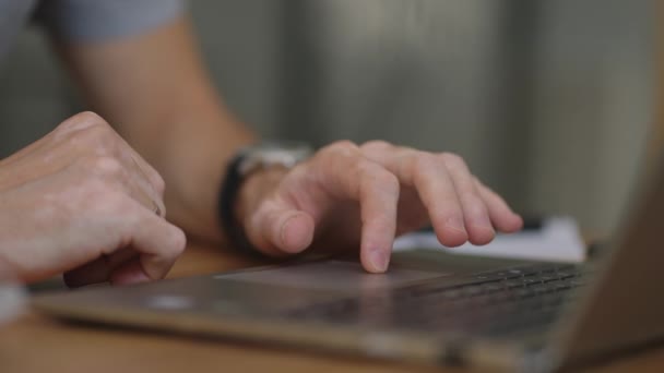 Primo piano mano dell'uomo scorrendo un sito Web utilizzando Laptop Track Pad. Tastiera del computer. Usando Touchpad Of Laptop. L'uomo è dita rotoli presse e zoom sul touchpad portatile primo piano — Video Stock