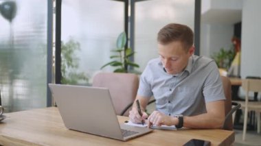 Latin Latin erkek üniversite öğrencisi dizüstü bilgisayar kullanıyor çevrimiçi öğrenim semineri, uzak üniversite webinarı ya da üniversitenin yaratıcı alanında sanal sınıf toplantısı yapıyor..