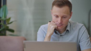 Güzel bir erkek müteahhit ya da öğrenci kafede dizüstü bilgisayarla çalışıyor. Serbest meslek, uzaktan eğitim, online eğitim, serbest meslek