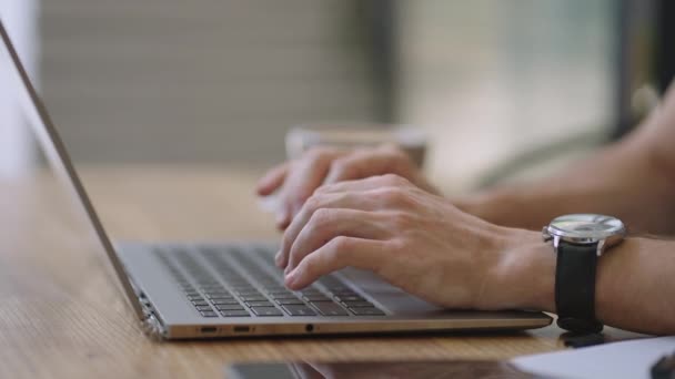 As mãos masculinas do trabalhador profissional do usuário do homem de negócios usando a datilografia no teclado do notebook do portátil sentam-se na mesa home office que trabalha em linha com o conceito da tecnologia dos apps do software do PC, perto acima da vista lateral — Vídeo de Stock