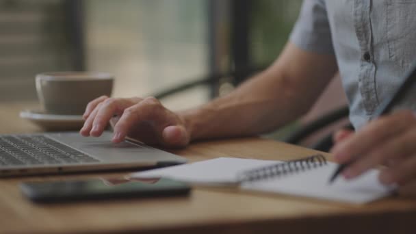 Homme d'affaires tenant stylo écriture nouvelles informations de rendez-vous dans le concept de l'organisateur, mixte mains masculines prenant des notes dans le planificateur papier personnel au bureau, En savoir plus sur le marché boursier et d'investissement — Video