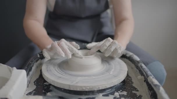 陶工轮上的主人的手的特写，用于缓慢运动的粘土、陶瓷罐和盘子的制造 — 图库视频影像