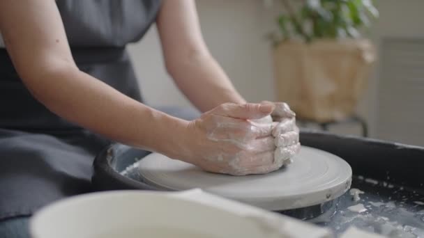 Egy zsémbes női mester kezéről készült felvétel lassított felvételen dolgozik egy cserépkeréken. A saját kezeddel készítesz eszközöket. — Stock videók