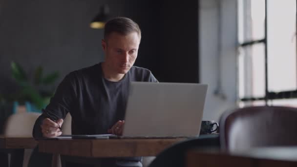 Hispanic Latin Man College Student mit Laptop-Computer beobachten Distanz Online-Lernseminar Klasse, Fernuniversität Webinar oder mit virtuellen Klassenzimmer Treffen in der Universität kreativen Raum. — Stockvideo