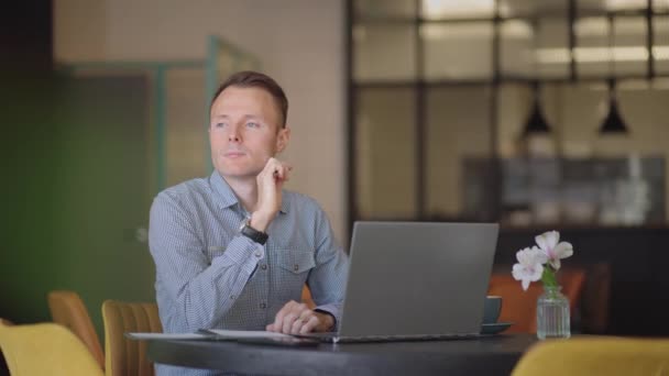 Tankeväckande allvarlig ung man student författare sitta på kontoret skrivbord med bärbar dator tänker på inspiration söka problemlösning idéer förlorade i tankar koncept drömmer tittar bort — Stockvideo