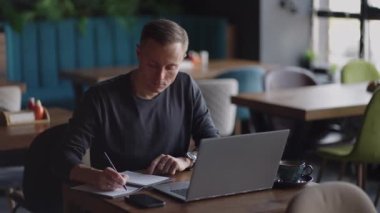 Latin Latin erkek üniversite öğrencisi dizüstü bilgisayar kullanıyor çevrimiçi öğrenim semineri, uzak üniversite webinarı ya da üniversitenin yaratıcı alanında sanal sınıf toplantısı yapıyor..