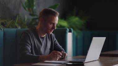 Latin Latin erkek üniversite öğrencisi dizüstü bilgisayar kullanıyor çevrimiçi öğrenim semineri, uzak üniversite webinarı ya da üniversitenin yaratıcı alanında sanal sınıf toplantısı yapıyor..