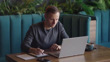 Latin Latin erkek üniversite öğrencisi dizüstü bilgisayar kullanıyor çevrimiçi öğrenim semineri, uzak üniversite webinarı ya da üniversitenin yaratıcı alanında sanal sınıf toplantısı yapıyor..