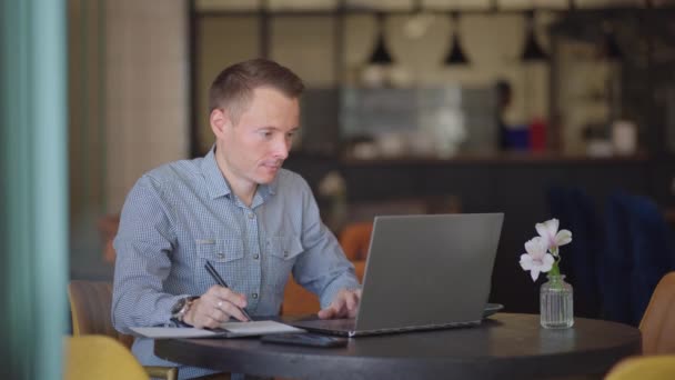 Latynoski człowiek student college 'u za pomocą laptopa oglądanie odległość online seminarium, zdalne webinarium uniwersyteckie lub posiadające wirtualne spotkanie w przestrzeni twórczej uniwersytetu. — Wideo stockowe