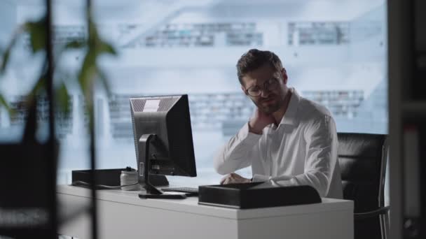 Yorgun İşadamı Ofiste Boyun Ağrısı çekiyor. Günlük takım elbiseli iş adamı bilgisayar, iş sağlığı ve ofis sendromu konsepti önünde omuz ve boyun ağrısı ile çalışıyor ve acı çekiyor. — Stok video
