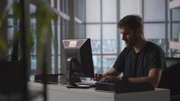 Homme d'affaires travaillant sur ordinateur au bureau à la maison. Homme dactylographier professionnel sur le clavier d'ordinateur portable au bureau. Portrait d'homme d'affaires positif regardant l'écran d'ordinateur portable à l'intérieur — Video
