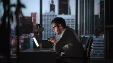 Genç adam hoparlörden ses tanıma mesajı kaydediyor. İş adamı sanal asistan uygulaması kullanıyor. Ev telefonunda akıllı bir hatırlatıcı kullanıyor. Dijital ai mobil yardım teknolojisi kavramı