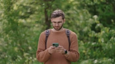 Ormanda cep telefonunda sırt çantalı bir adam internetten bilgi arıyor, haberleri okuyor, rezervasyon yapıyor. Doğadaki bir turist içeriği görür, GPS ile konum arar.