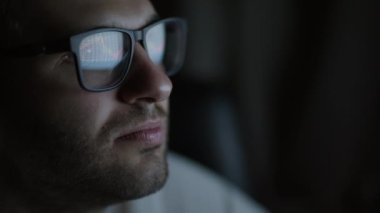 Yakın plan gözlüklü adam. Yatırımcı dizüstü bilgisayardaki borsa değişikliğini izliyor. En iyi satışı yapmak için en iyi tüccar grafiklerin çalışmasını, verilerin analiz edilmesini inceliyor. Ekran ve İstatistiklerle Dolu