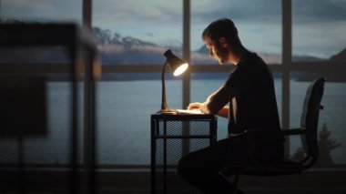 Bağlılık en iyi sonucu veren şeydir. Ofisteki işadamı dizüstü bilgisayarda çalışıyor. Erkek öğrenci yazar, dizüstü bilgisayarla oturmuş, ilham verici, problem çözümü fikirleri düşünüyor.