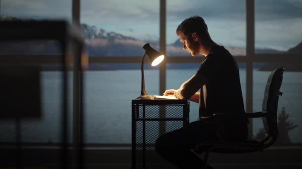 Dedykacja jest tym, co przynosi najlepsze rezultaty. Biznesmen w biurze pracuje przy biurku na laptopie. człowiek student pisarz siedzieć w biurze biurko z laptopem myśląc o inspiracji rozwiązanie problemu wyszukiwania pomysłów — Wideo stockowe