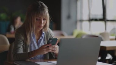 Yatırımcı cep telefonundaki borsa verilerini kontrol ediyor. Asya 'lı kadın borsada borsa ile akıllı telefon üzerinden borsa alım satımı yapıyor. Bir akıllı telefon ekranında kripto para birimi fiyat grafiği