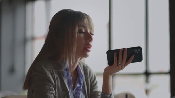 Azjatka nagrywa wiadomość głosową na głośnomówiącym. Bizneswoman za pomocą wirtualnej aplikacji asystent ustawia przypomnienie na smartfonie. Koncepcja technologii pomocy mobilnej Digital ai. komunikat audio. — Wideo stockowe