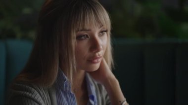 Düşünceli, düşünceli Çinli, Japon, Koreli bilgisayar başında çalışan, düşünen, düşünen, ilham arayan ciddi kadın, fikir yoksunluğu çekiyor.