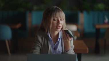 Asyalı kadın hoparlörden ses tanıma mesajı kaydediyor. Sanal asistan uygulaması kullanan iş kadını akıllı telefonda hatırlatıcı ayarlar yapıyor. Dijital ai mobil yardım teknolojisi konsepti. ses iletisi.