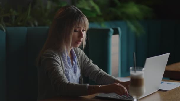 Giovane asiatica attraente impiegato donna seduto al computer portatile alla scrivania, lavorando e pensando. biblioteca universitaria — Video Stock