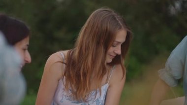 Doğadaki bir grup genç kadın, parkta, kil modelliği üzerine bir master sınıfı düzenliyor. Dişi, gruba ürünün nasıl doğru şekilde yontulması gerektiğini anlatıyor. İletişim, ortak bir hobi, kadınlar topluluğu.