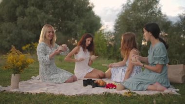 Doğadaki, tarladaki, parktaki genç kadınlar aletlerle kil, küreklerle kil ürünleri yontuyorlar. İletişim kurarlar, izlenimlerini paylaşırlar. Ortak yaratıcılık, ortak bir hobi..