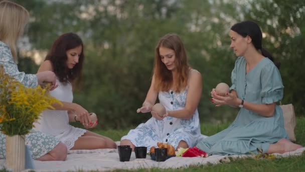 Un groupe de jeunes femmes sculptent à partir d'argile, écoutent le maître, communiquent en plein air. Le maître explique la technique correcte de modélisation. Activité créative, passe temps, master class, entrainement — Video