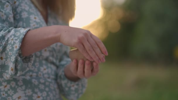 Les mains des femmes sont moulées en gros plan à partir d'argile dans la nature, à l'extérieur, dans le parc le soir au coucher du soleil. — Video