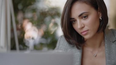 İspanyol kadın bir sandalyeye oturup not alıyor ya da internetteki bir video dersine ya da ofis toplantısına katılırken not alıyor. Modern Müslüman Kadın Giyinen Çalışmalar Çevrimiçi Uzaktan