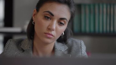 Evde dizüstü bilgisayarla çalışan hırslı müslüman bir kadının portresi modern teknolojiye odaklandı. Dizüstü bilgisayarda çalışan Hintli iş kadını iş yerinde ya da iş yerinde oturur.