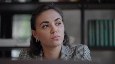 İşyerindeki mali evraklarda çalışan Arap bir kadın dizüstü bilgisayarı kullanarak işe odaklanmış görünüyor. Görev yaparken, hazırlık yaparken, çek yazarken verimli bir iş günü geçiriyor. Öğrenci öğrenme süreci kavramı