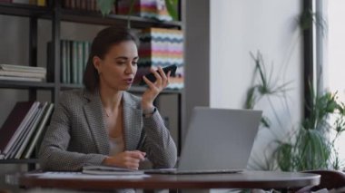 Genç İspanyol, elinde bir cihaz tutan Arap bir kadın sesli mesaj bırakın sesli mesaj bırakın akıllı telefon cihazında hoparlör kullanın, cep telefonu uygulamasını paylaşın. Sesli mesaj gönderiliyor