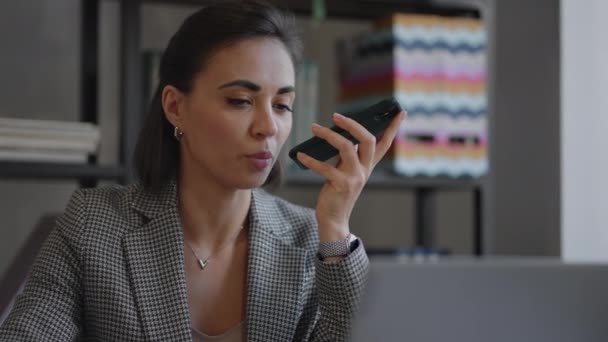 Junge hispanische, arabische Frau hält in der Hand Gerät hören Audio-Voicemail verlassen Antwort verwenden Lautsprecher auf Smartphone-Gadget, teilen Nachricht verwenden mobile Anwendung. Voicemail-Versand — Stockvideo