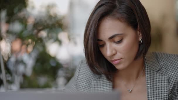 Portrét ambiciózní muslimské podnikatelky pracující s notebookem doma soustředěný na moderní technologie. Indická podnikatelka pracující na notebooku sedět na pracovišti doma nebo v kanceláři — Stock video