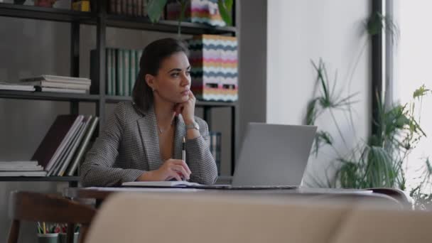 Arabiska latinamerikanska kvinna som arbetar ekonomiskt pappersarbete sittande på arbetsplatsen med bärbar dator ser koncentrerad medan gör uppgift, förbereda, kontrollera rapporten har givande arbetsdag. Studenternas lärande processkoncept — Stockvideo