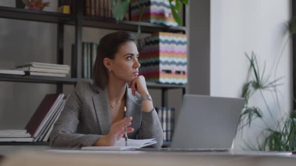 İşyerindeki mali evraklarda çalışan Arap bir kadın dizüstü bilgisayarı kullanarak işe odaklanmış görünüyor. Görev yaparken, hazırlık yaparken, çek yazarken verimli bir iş günü geçiriyor. Öğrenci öğrenme süreci kavramı — Stok video