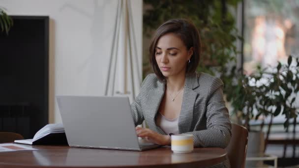 Latin, arabiska flicka college student med hjälp av bärbar dator titta på distansutbildning seminariekurs, fjärr universitet webinar eller ha virtuella klassrum möte, studera online på universitetsområdet — Stockvideo