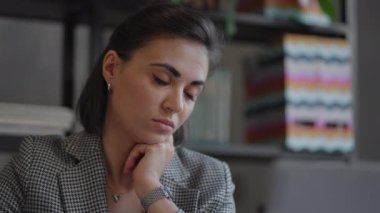 Evde dizüstü bilgisayarla çalışan hırslı müslüman bir kadının portresi modern teknolojiye odaklandı. Dizüstü bilgisayarda çalışan Hintli iş kadını iş yerinde ya da iş yerinde oturur.