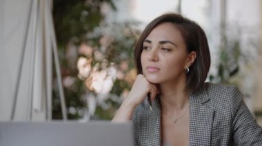 İşyerindeki mali evraklarda çalışan Arap bir kadın dizüstü bilgisayarı kullanarak işe odaklanmış görünüyor. Görev yaparken, hazırlık yaparken, çek yazarken verimli bir iş günü geçiriyor. Öğrenci öğrenme süreci kavramı