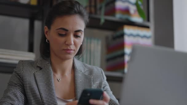 Indiska, latinamerikansk kvinna tillbringar fritid med att använda internet sociala medier webbplats läsa multimedia nyheter. Business arabian dam chattar på mobiltelefon och arbetar med bärbar dator inomhus i lägenheten. — Stockvideo