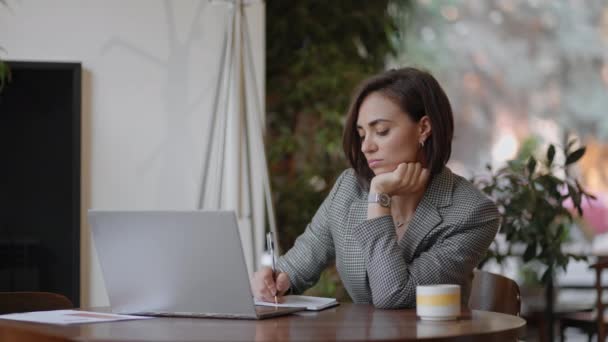 Retrato de mujer de negocios musulmana ambiciosa que trabaja con el ordenador portátil en el interior del hogar se concentró en la tecnología moderna. Empresaria india que trabaja en el ordenador portátil sentarse en el lugar de trabajo en casa u oficina — Vídeos de Stock