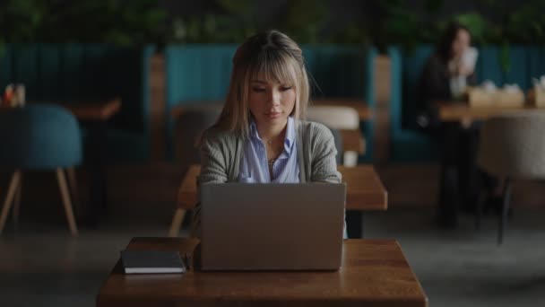 Porträt einer jungen asiatischen Studentin, die an einem Laptop arbeitet — Stockvideo