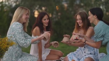 Doğada, tarlada, parkta, kil, şekil ürünleri, dekorasyon ürünleri, iletişim, izlenim paylaşımı, kahkaha, neşe dolu bir grup çekici kadın..