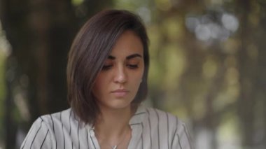 Ciddi bir kadın portresi, Arap kökenli esmer Latin kökenli bir grup, bir yaz kafesinde dizüstü bilgisayarla bir masada oturuyor. Klavyedeki yazılar internet üzerinden eğitim görüyor, bir internet bankası satın alıyor ve onunla anlaşıyor