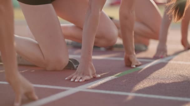 Bei Wettkämpfen auf der Schanze legt eine Frau ihre Hände in Großaufnahme an die Startlinie. Das Rennen begann. Zeitlupe Vorbereitung des Rennens bei der Frau im Stadion. — Stockvideo