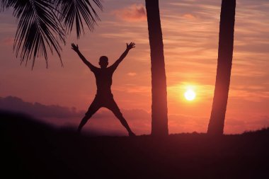 Tayland 'da bir hindistan cevizi sahilinde sabah egzersizleri için atlayan adamlar.